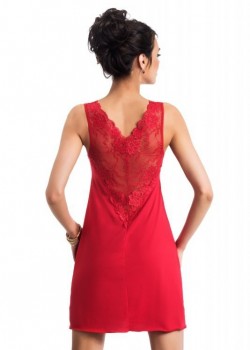 Kristina нощница в червено